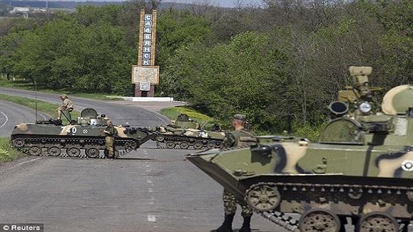 Tổng thống Putin đang đối mặt với áp lực đưa xe tăng vào Ukraine ảnh 1