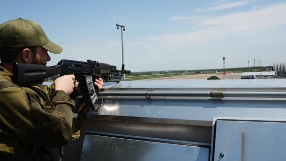 Máy bay Ukraine dội bom dữ dội sân bay Donetsk ảnh 1