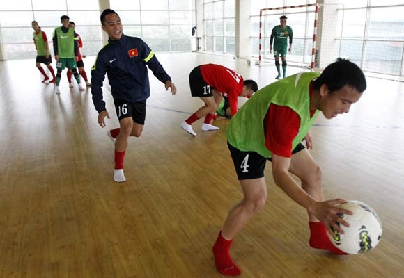 Tuyển VN chân đi tất, tập bóng ném trong nhà futsal ảnh 1