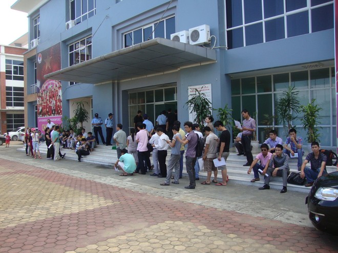 Xếp hàng dài mua vé xem Arsenal ảnh 1