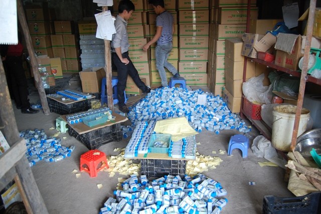 Sang chiết, đóng gói thuốc trừ sâu chui giữa Thủ đô ảnh 1