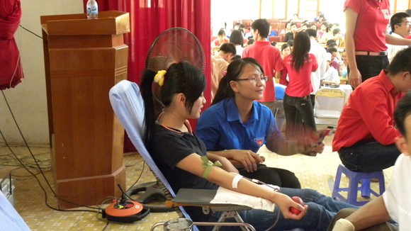 Hơn 300 đoàn viên khối công nghiệp hiến máu nhân đạo ảnh 1