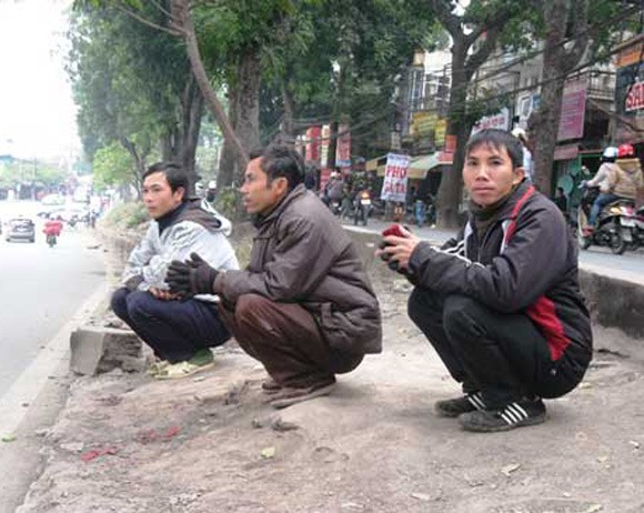 Đầu năm, vật vờ trong giá rét ở chợ lao động ảnh 1