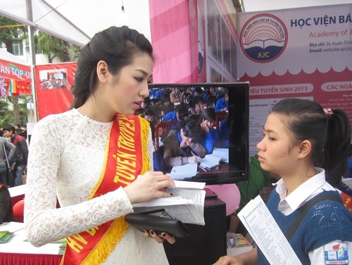20.000 học sinh tham gia ngày hội hướng nghiệp năm 2013 ảnh 5