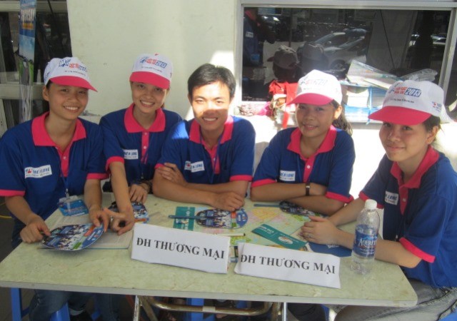Áo xanh tình nguyện có mặt khắp các bến xe, nhà ga... hỗ trợ thí sinh ảnh 1