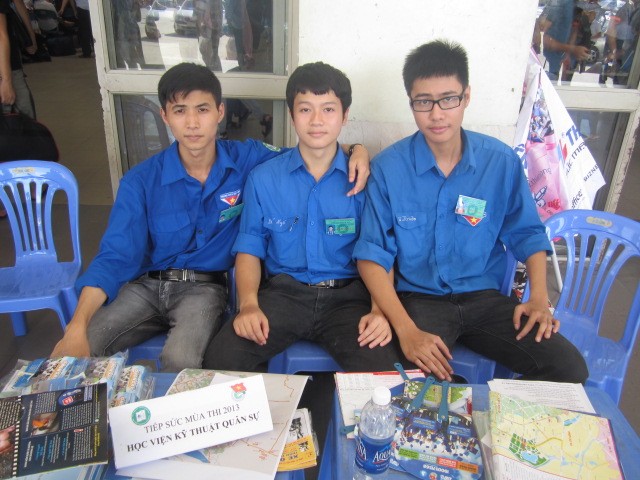 Áo xanh tình nguyện có mặt khắp các bến xe, nhà ga... hỗ trợ thí sinh ảnh 2