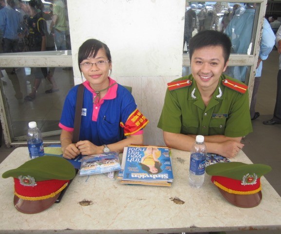 Áo xanh tình nguyện có mặt khắp các bến xe, nhà ga... hỗ trợ thí sinh ảnh 3