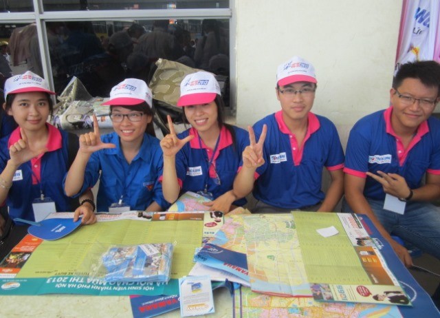 Áo xanh tình nguyện có mặt khắp các bến xe, nhà ga... hỗ trợ thí sinh ảnh 4