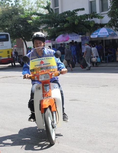 Áo xanh tình nguyện có mặt khắp các bến xe, nhà ga... hỗ trợ thí sinh ảnh 7