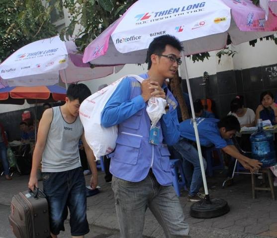Áo xanh tình nguyện có mặt khắp các bến xe, nhà ga... hỗ trợ thí sinh ảnh 8