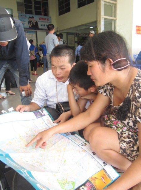 Áo xanh tình nguyện có mặt khắp các bến xe, nhà ga... hỗ trợ thí sinh ảnh 12