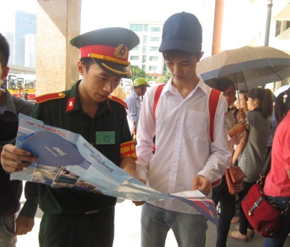 Áo xanh tình nguyện có mặt khắp các bến xe, nhà ga... hỗ trợ thí sinh ảnh 15