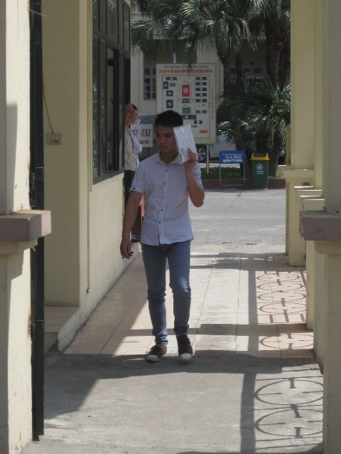 Gần 1 triệu thí sinh làm bài thi môn đầu tiên ảnh 1