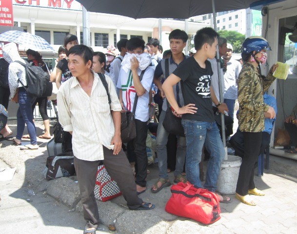 Sĩ tử "bẹp ruột", đội nắng bắt xe về quê ảnh 4