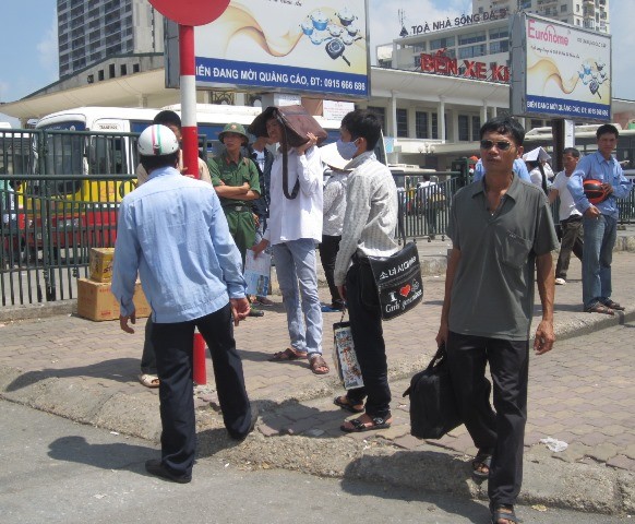 Sĩ tử "bẹp ruột", đội nắng bắt xe về quê ảnh 3