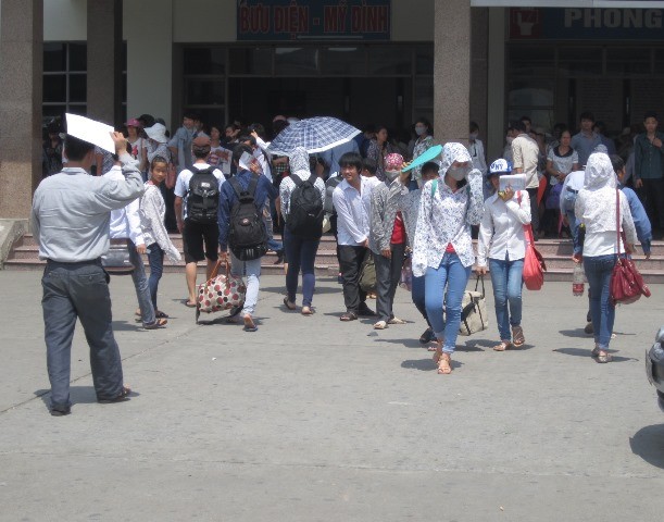 Sĩ tử "bẹp ruột", đội nắng bắt xe về quê ảnh 5
