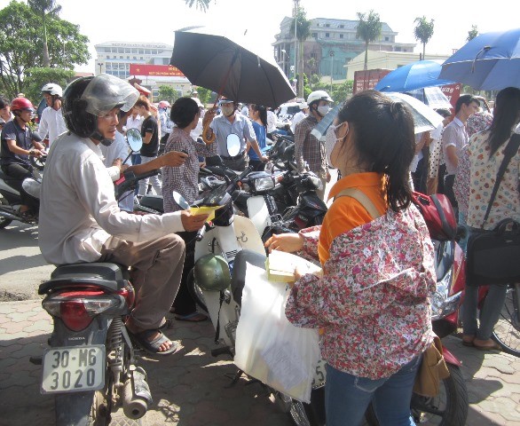 Tờ rơi "tấn công" thí sinh và người nhà ngay trước điểm thi ảnh 1