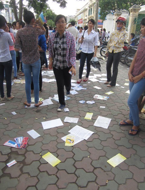 Tờ rơi "tấn công" thí sinh và người nhà ngay trước điểm thi ảnh 3