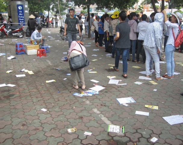 Tờ rơi "tấn công" thí sinh và người nhà ngay trước điểm thi ảnh 5
