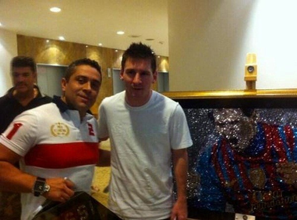 Messi được tặng tranh pha lê giá trên 1.000 tỷ đồng ảnh 2