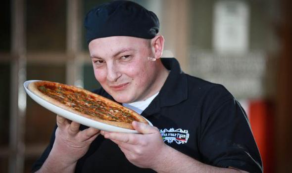 Chảy máu lưỡi vì ăn pizza cay nhất thế giới ảnh 2