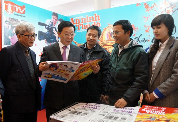 Chủ tịch UBND TP Hà Nội thăm và chúc mừng Hội Báo xuân 2014 ảnh 2
