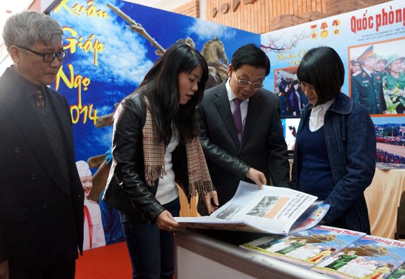 Chủ tịch UBND TP Hà Nội thăm và chúc mừng Hội Báo xuân 2014 ảnh 5
