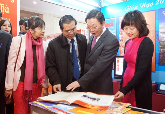 Chủ tịch UBND TP Hà Nội thăm và chúc mừng Hội Báo xuân 2014 ảnh 6