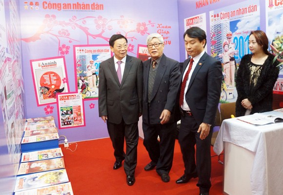 Chủ tịch UBND TP Hà Nội thăm và chúc mừng Hội Báo xuân 2014 ảnh 8