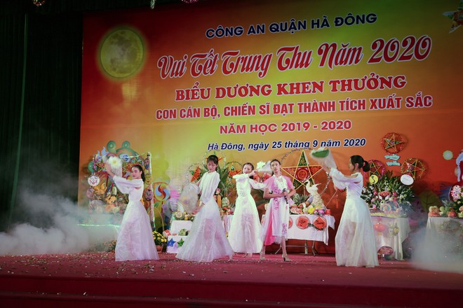 Tết Trung thu đầy cảm xúc của con em cán bộ, chiến sỹ Công an quận Hà Đông ảnh 11