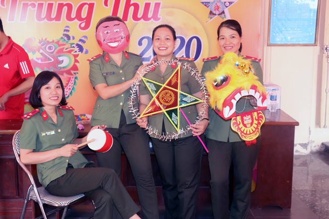 Tết Trung thu đầy cảm xúc của con em cán bộ, chiến sỹ Công an quận Hà Đông ảnh 3