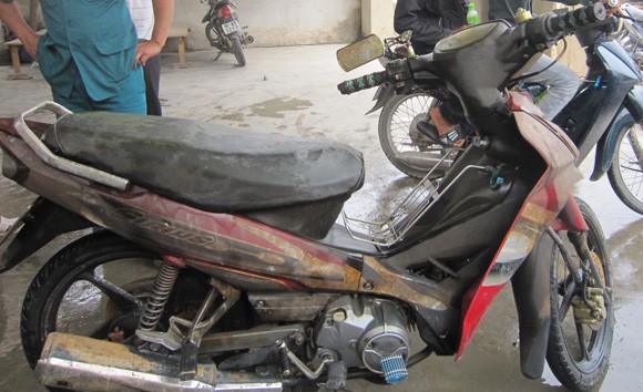 Xe máy lập lờ dưới sông, vớt lên còn nguyên chìa khóa ảnh 1