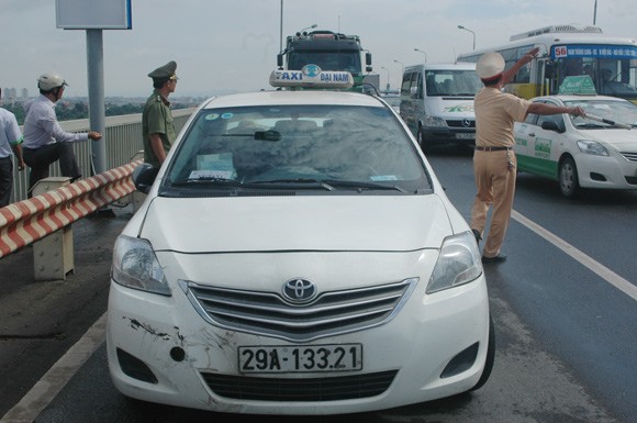 Taxi vượt ẩu gây tai nạn liên hoàn trên cầu Thăng Long ảnh 1