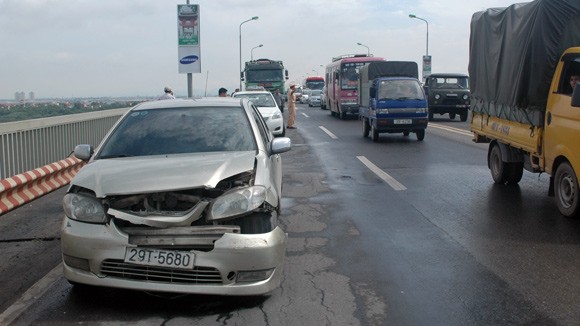 Taxi vượt ẩu gây tai nạn liên hoàn trên cầu Thăng Long ảnh 3