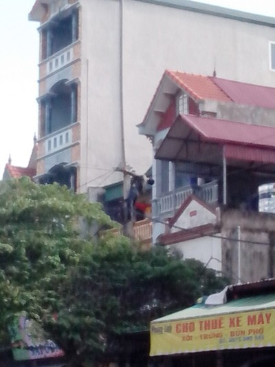 Nhân viên cáp viễn thông bị điện giật chết treo lơ lửng ảnh 1