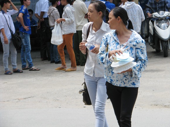 Những suất cơm tình nghĩa gửi đến sĩ tử thi đại học ảnh 2
