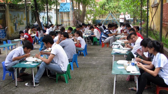 Những suất cơm tình nghĩa gửi đến sĩ tử thi đại học ảnh 4