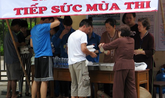 Những suất cơm tình nghĩa gửi đến sĩ tử thi đại học ảnh 1