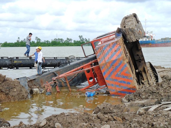 Máy đóng cọc be tông đổ, đè chết một người ảnh 2