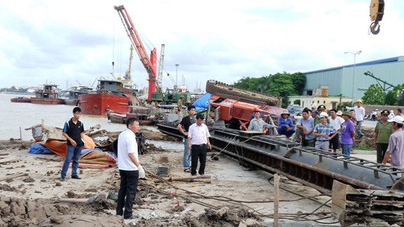 Máy đóng cọc be tông đổ, đè chết một người ảnh 1