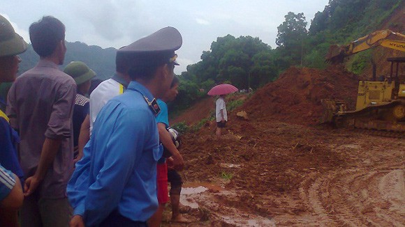 Hà Giang: Sạt lở đất đá gây ách tắc hàng chục km đường ảnh 1