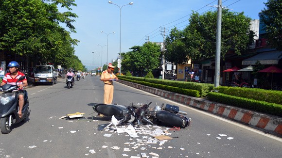 2 xe máy đối đầu, 2 người bị thương nặng ảnh 1