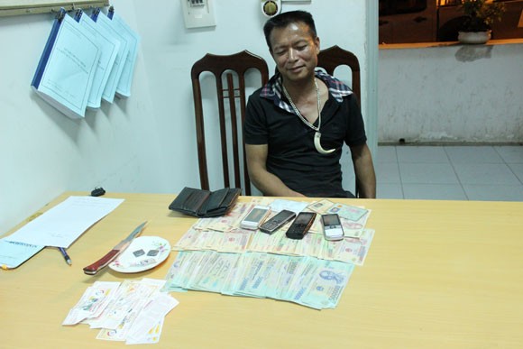"Thần bài bạc" mang dao nhọn đi đường, gặp ngay tổ 141 ảnh 2