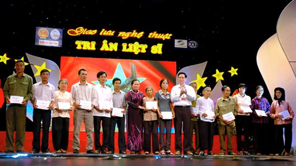 Đêm giao lưu nghệ thuật, tri ân liệt sĩ "Mẹ đã có cả nước non" ảnh 2