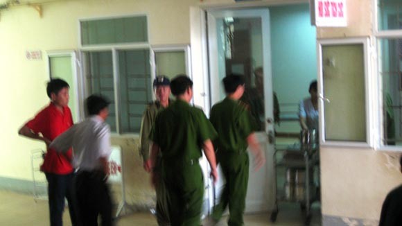 Bệnh nhân chết, người nhà đập phá bệnh viện, đánh bác sỹ ảnh 1