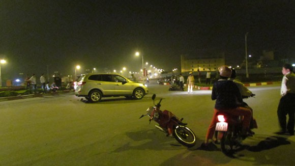 Bị đuổi đánh, tài xế ôtô đâm liền 3 xe máy ảnh 1