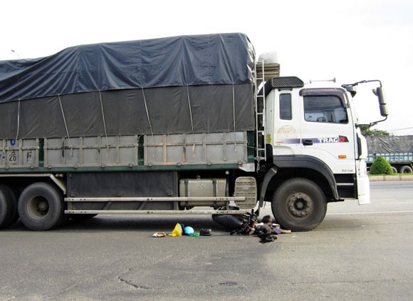 Cha 49, con 13 tuổi, may mắn thoát chết sau va chạm với xe tải ảnh 1