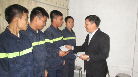 Thăm hỏi, tặng quà 10 chiến sỹ Cảnh sát bị thương tại Zone 9 ảnh 1