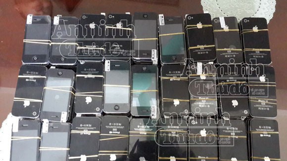 Phát hiện 100 chiếc điện thoại Iphone 4s giả trên xe khách ảnh 3