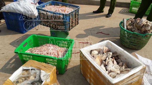 Phát hiện xe ô tải chở tai lợn "bốc mùi", chạy trên phố ảnh 2